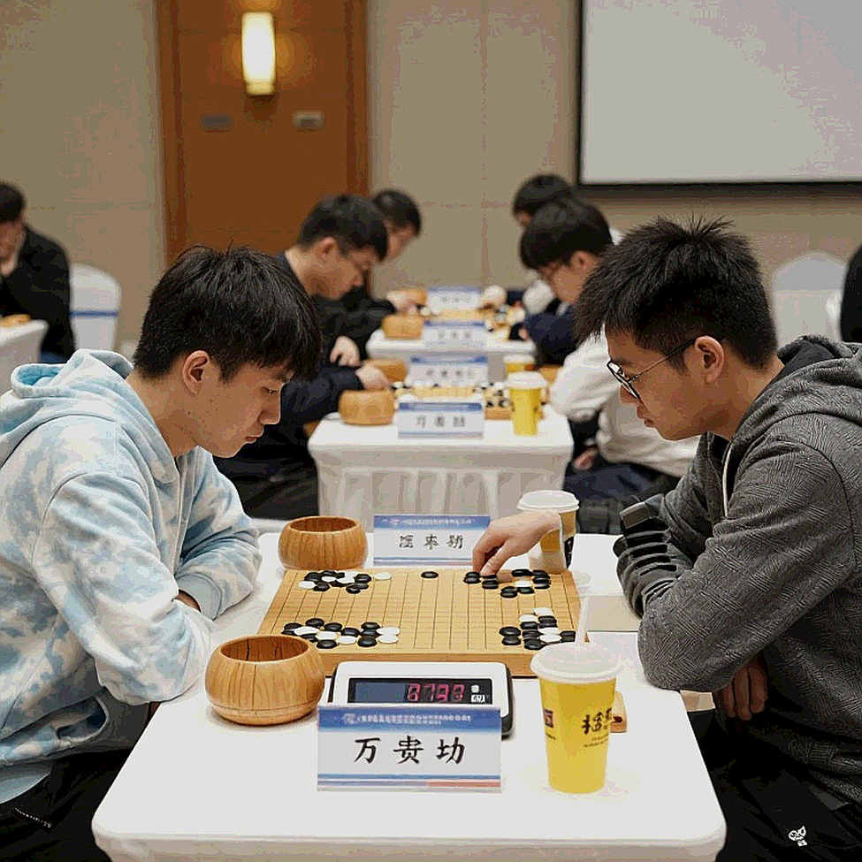 Cờ vua GCL 2026: Nepomniachtchi khiến Carlsen toát mồ hôi trước khi hạ Sindarov bằng đồng hồ