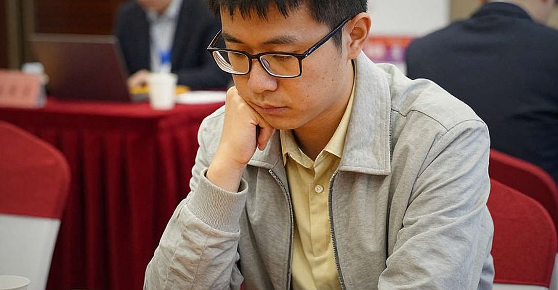 GCL 2026: Nepomniachtchi bóp nghẹt Carlsen, rồi vượt Sindarov bằng đồng hồ