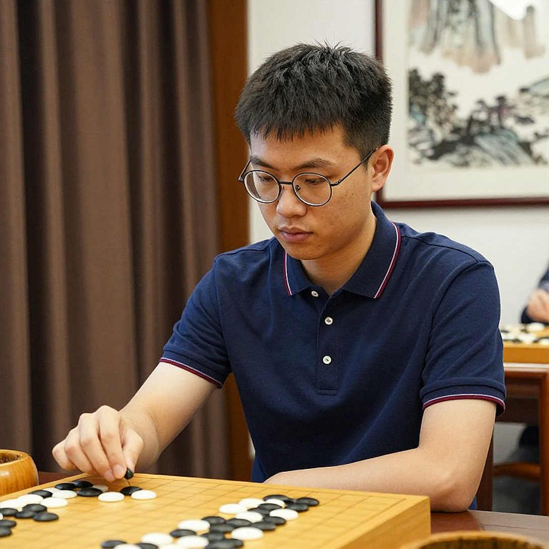 Nepo khiến Carlsen toát mồ hôi, vượt Sindarov trên đồng hồ: GCL 2026 và màn tái sinh của một chiến binh