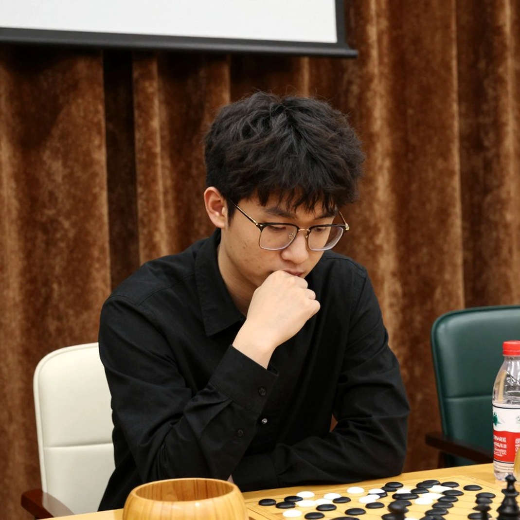 Firouzja hạ Carlsen sau 49 nước: thất bại đầu tiên của số 1 thế giới và chiến thắng đầu tiên của một kỳ thủ đang chật vật